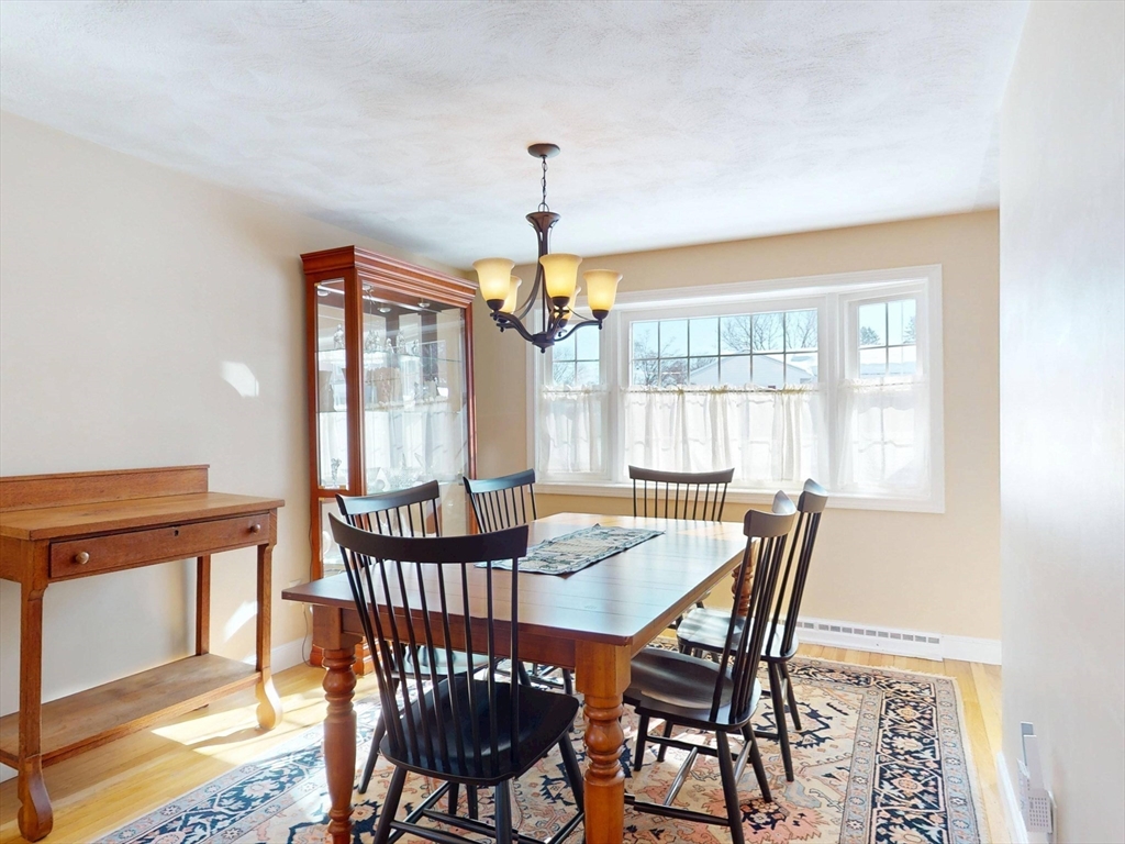 Chelmsford, Massachusetts 01824, United States, 4 Bedrooms Bedrooms, ,3 BathroomsBathrooms,Residential,Pending,80022