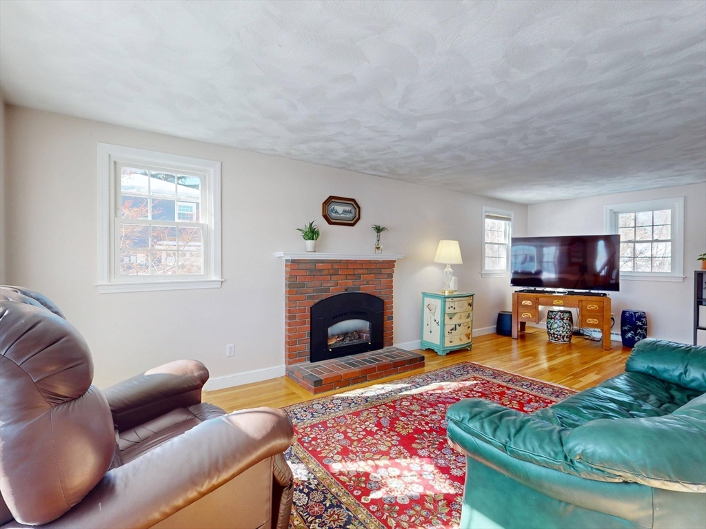 Chelmsford, Massachusetts 01824, United States, 4 Bedrooms Bedrooms, ,3 BathroomsBathrooms,Residential,Pending,80022