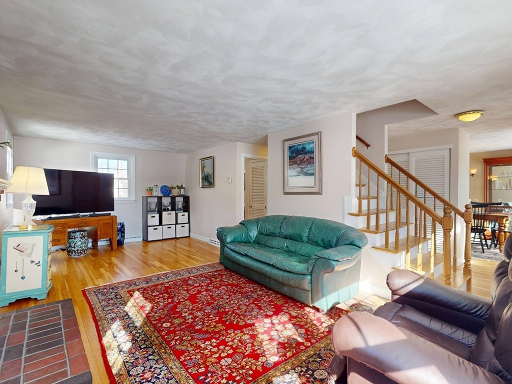 Chelmsford, Massachusetts 01824, United States, 4 Bedrooms Bedrooms, ,3 BathroomsBathrooms,Residential,Pending,80022