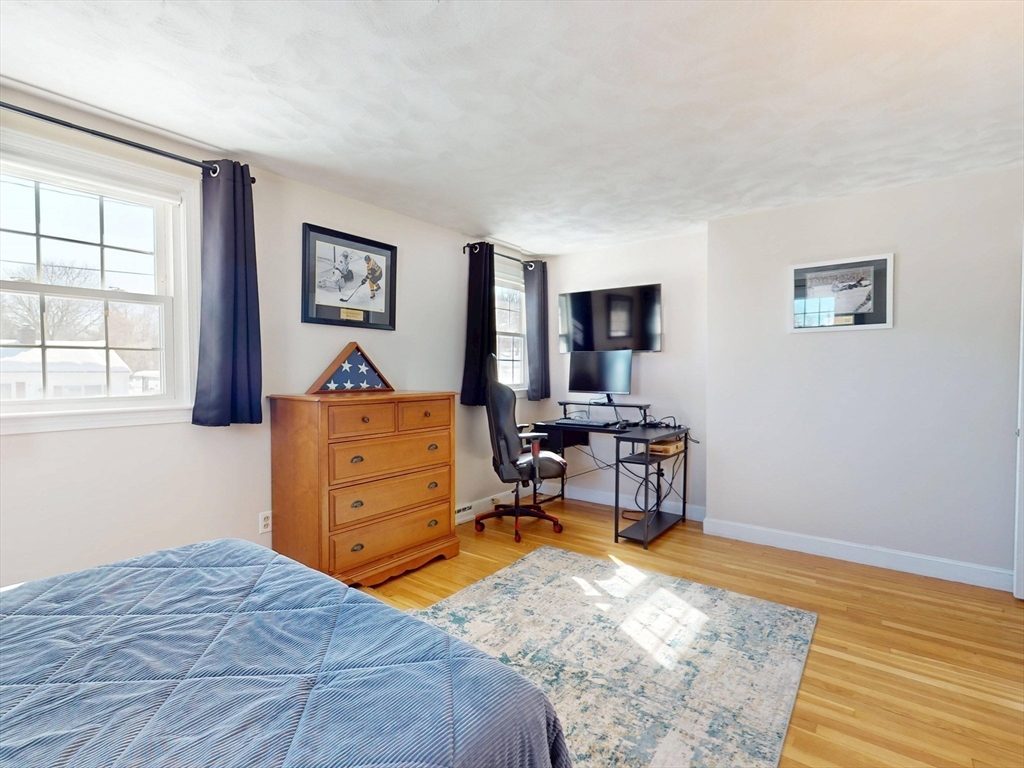 Chelmsford, Massachusetts 01824, United States, 4 Bedrooms Bedrooms, ,3 BathroomsBathrooms,Residential,Pending,80022