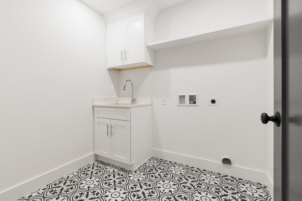 Natick, Massachusetts 01760, United States, 5 Bedrooms Bedrooms, ,5 BathroomsBathrooms,Residential,Contingent,154753