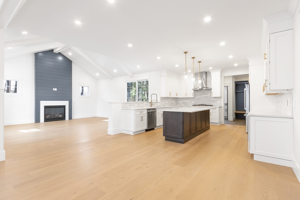 Natick, Massachusetts 01760, United States, 5 Bedrooms Bedrooms, ,5 BathroomsBathrooms,Residential,Contingent,154753