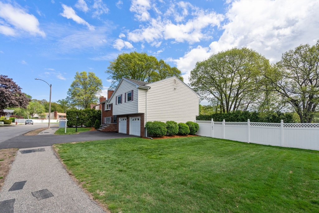 16 Fieldstone Dr