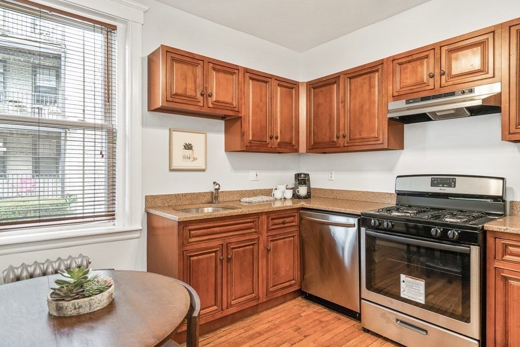 8 Kinross Rd