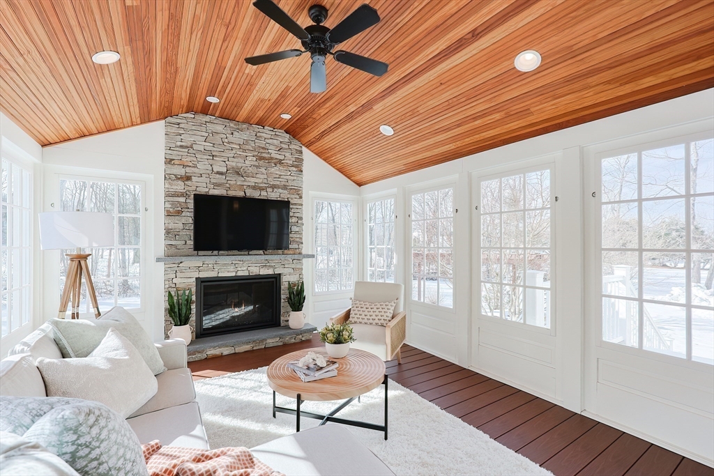 Franklin, Massachusetts 02038, United States, 5 Bedrooms Bedrooms, ,4 BathroomsBathrooms,Residential,Pending,78005