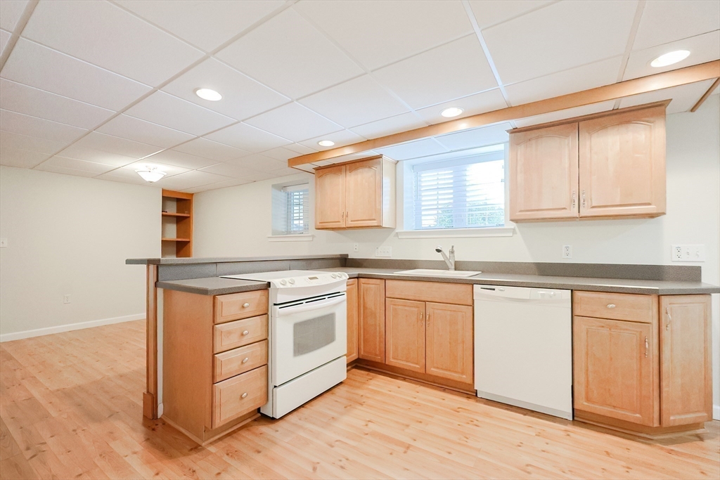 Franklin, Massachusetts 02038, United States, 5 Bedrooms Bedrooms, ,4 BathroomsBathrooms,Residential,Pending,78005