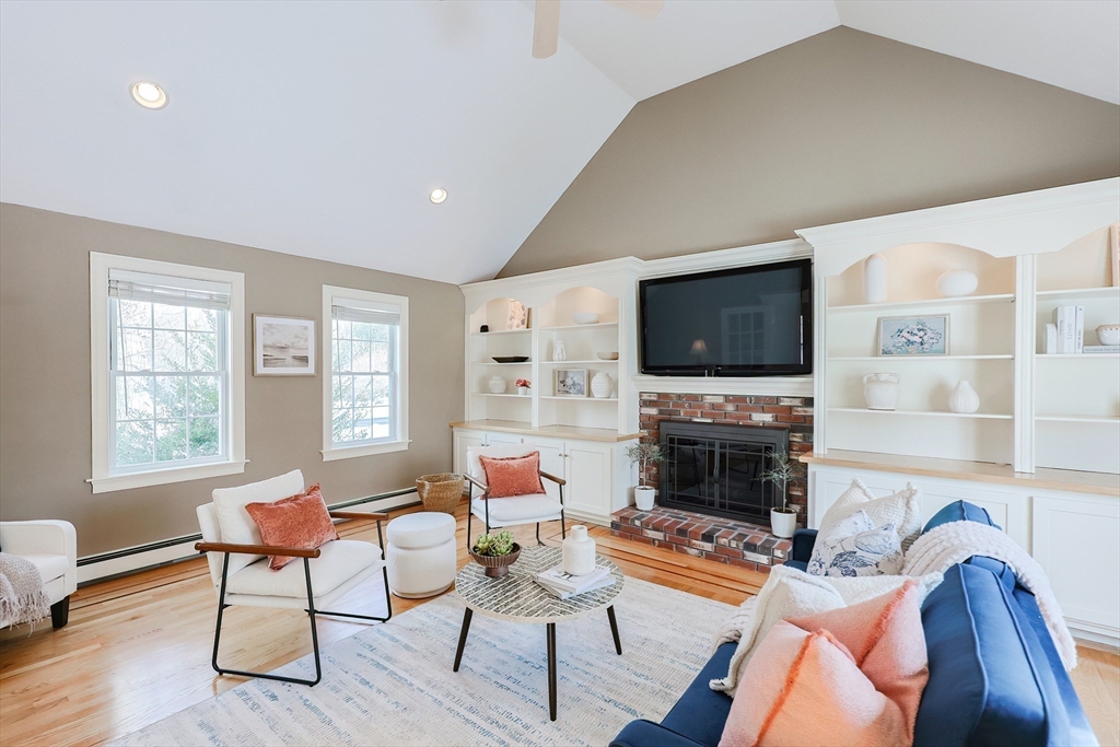 Franklin, Massachusetts 02038, United States, 5 Bedrooms Bedrooms, ,4 BathroomsBathrooms,Residential,Pending,78005