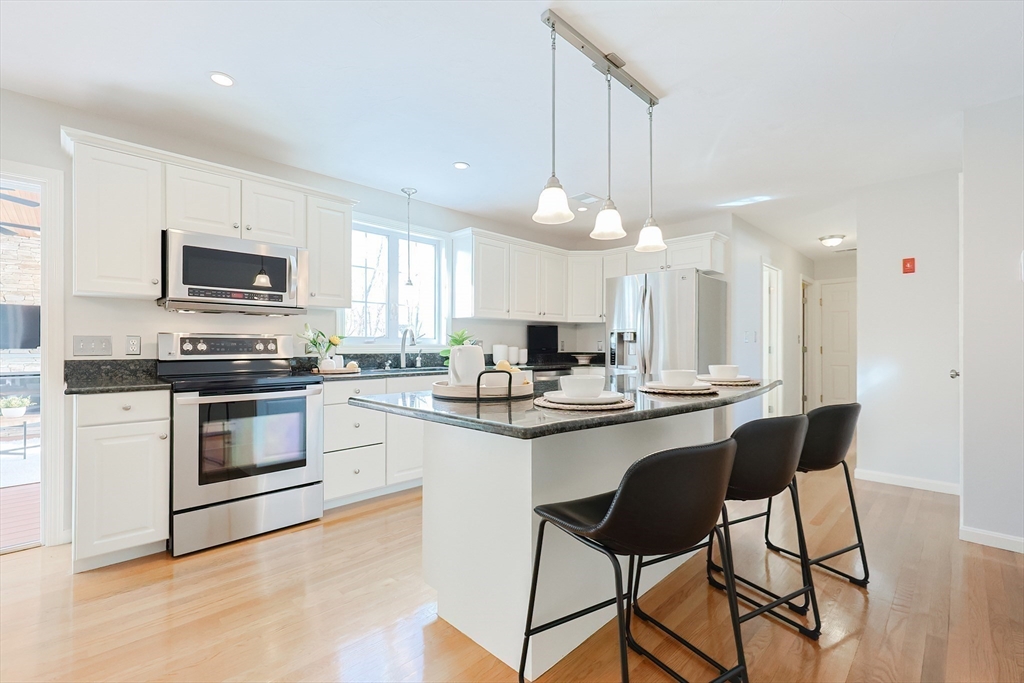 Franklin, Massachusetts 02038, United States, 5 Bedrooms Bedrooms, ,4 BathroomsBathrooms,Residential,Pending,78005