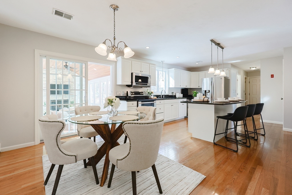 Franklin, Massachusetts 02038, United States, 5 Bedrooms Bedrooms, ,4 BathroomsBathrooms,Residential,Pending,78005