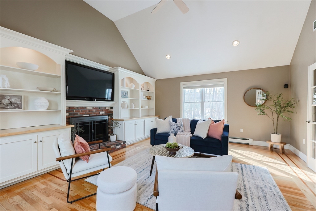 Franklin, Massachusetts 02038, United States, 5 Bedrooms Bedrooms, ,4 BathroomsBathrooms,Residential,Pending,78005