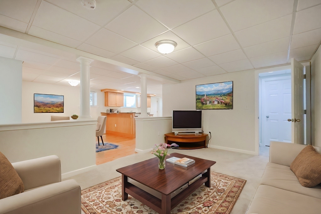 Franklin, Massachusetts 02038, United States, 5 Bedrooms Bedrooms, ,4 BathroomsBathrooms,Residential,Pending,78005