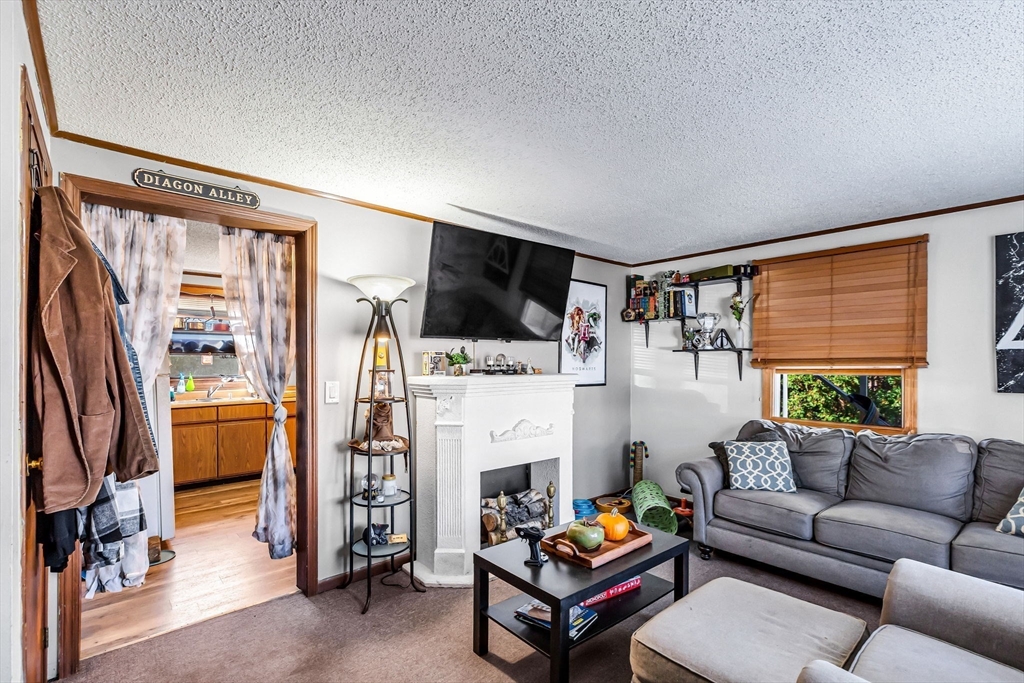 Holyoke, Massachusetts 01040, United States, 4 Bedrooms Bedrooms, ,2 BathroomsBathrooms,Residential,Active,224486