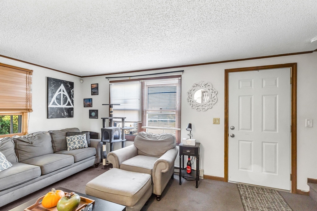 Holyoke, Massachusetts 01040, United States, 4 Bedrooms Bedrooms, ,2 BathroomsBathrooms,Residential,Active,224486