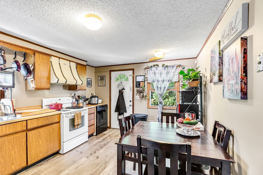 Holyoke, Massachusetts 01040, United States, 4 Bedrooms Bedrooms, ,2 BathroomsBathrooms,Residential,Active,224486