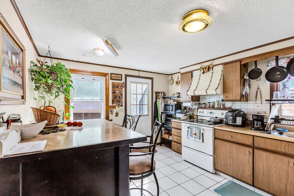 Holyoke, Massachusetts 01040, United States, 4 Bedrooms Bedrooms, ,2 BathroomsBathrooms,Residential,Active,224486