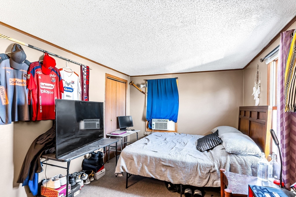 Holyoke, Massachusetts 01040, United States, 4 Bedrooms Bedrooms, ,2 BathroomsBathrooms,Residential,Active,224486