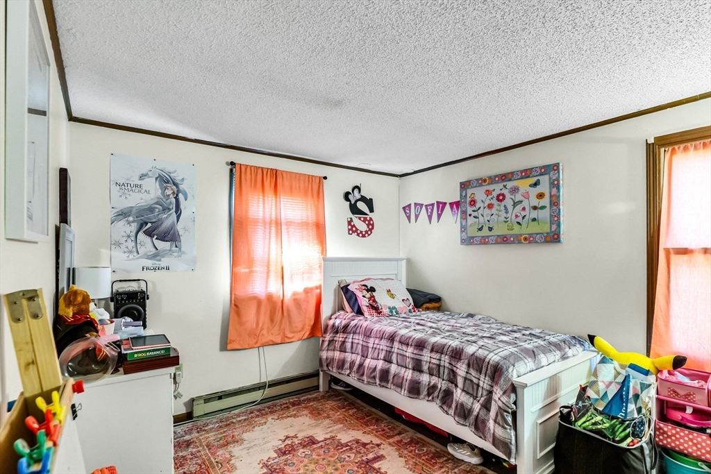 Holyoke, Massachusetts 01040, United States, 4 Bedrooms Bedrooms, ,2 BathroomsBathrooms,Residential,Active,224486