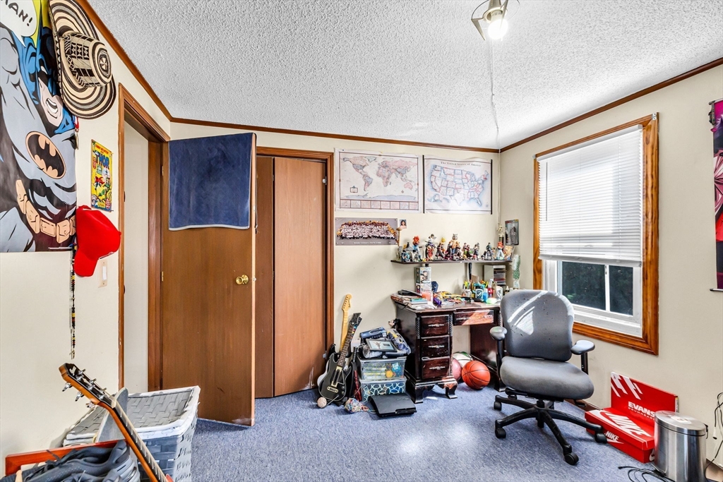 Holyoke, Massachusetts 01040, United States, 4 Bedrooms Bedrooms, ,2 BathroomsBathrooms,Residential,Active,224486