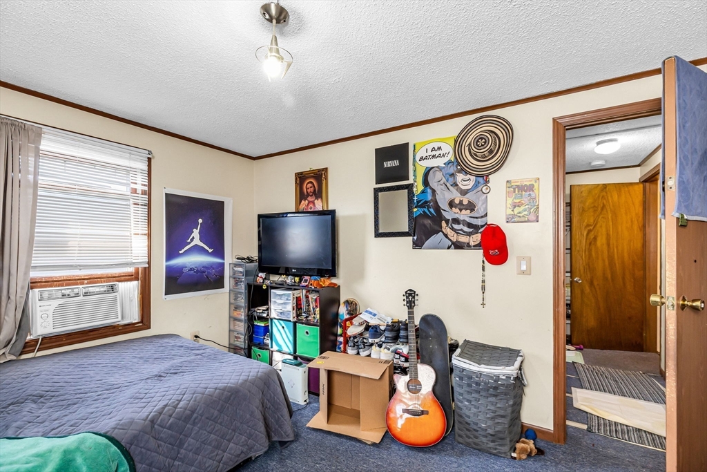 Holyoke, Massachusetts 01040, United States, 4 Bedrooms Bedrooms, ,2 BathroomsBathrooms,Residential,Active,224486