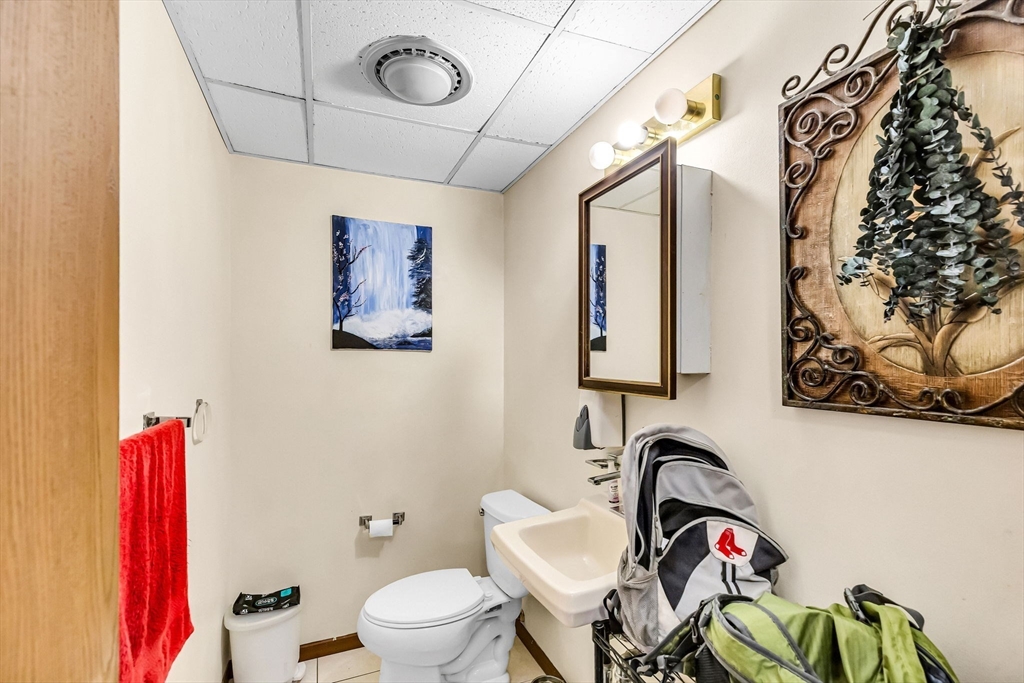 Holyoke, Massachusetts 01040, United States, 4 Bedrooms Bedrooms, ,2 BathroomsBathrooms,Residential,Active,224486