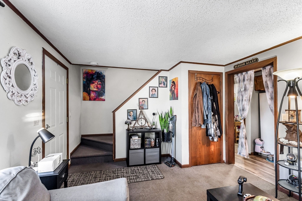 Holyoke, Massachusetts 01040, United States, 4 Bedrooms Bedrooms, ,2 BathroomsBathrooms,Residential,Active,224486