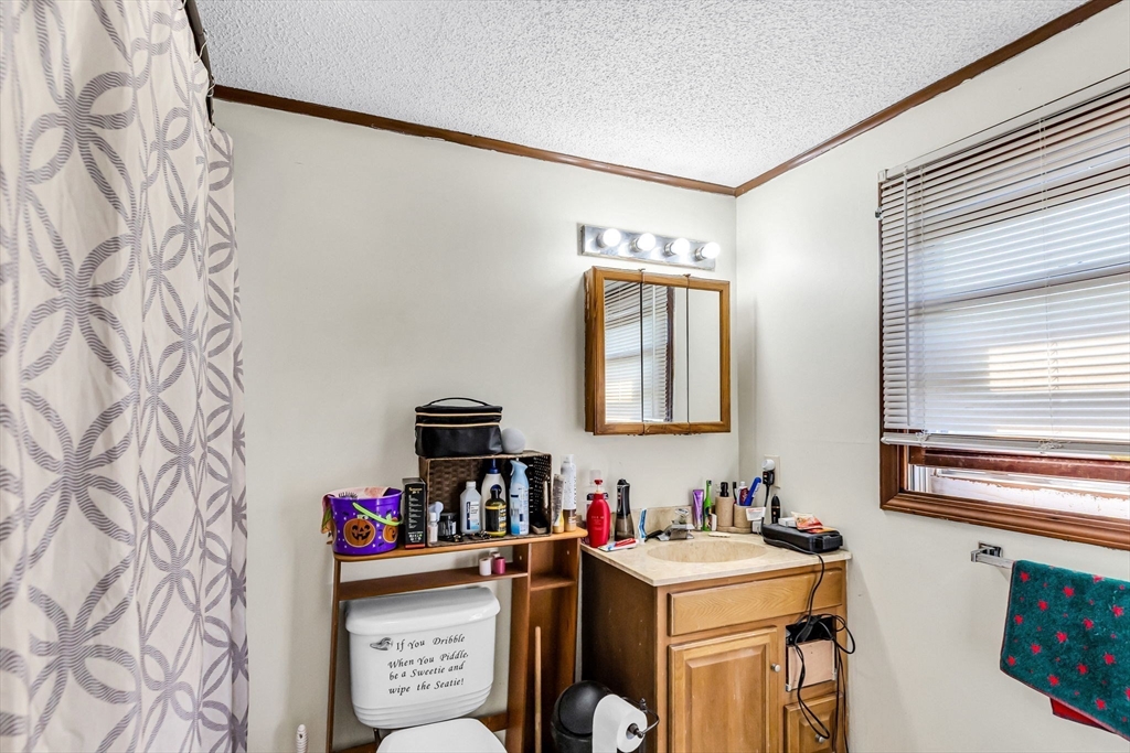 Holyoke, Massachusetts 01040, United States, 4 Bedrooms Bedrooms, ,2 BathroomsBathrooms,Residential,Active,224486