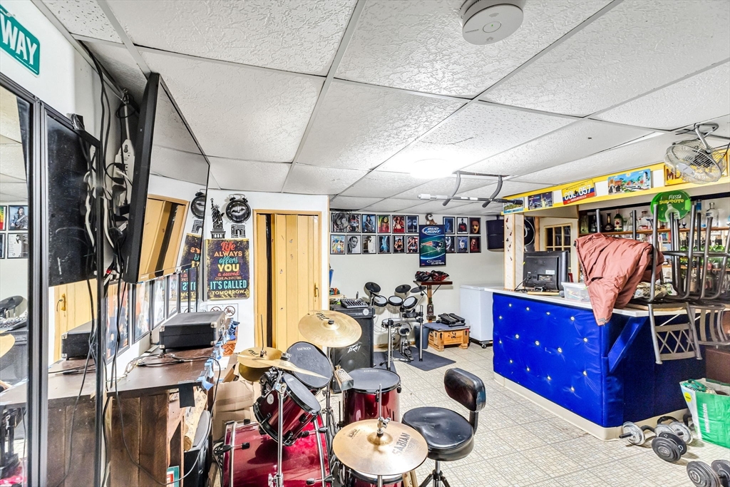 Holyoke, Massachusetts 01040, United States, 4 Bedrooms Bedrooms, ,2 BathroomsBathrooms,Residential,Active,224486