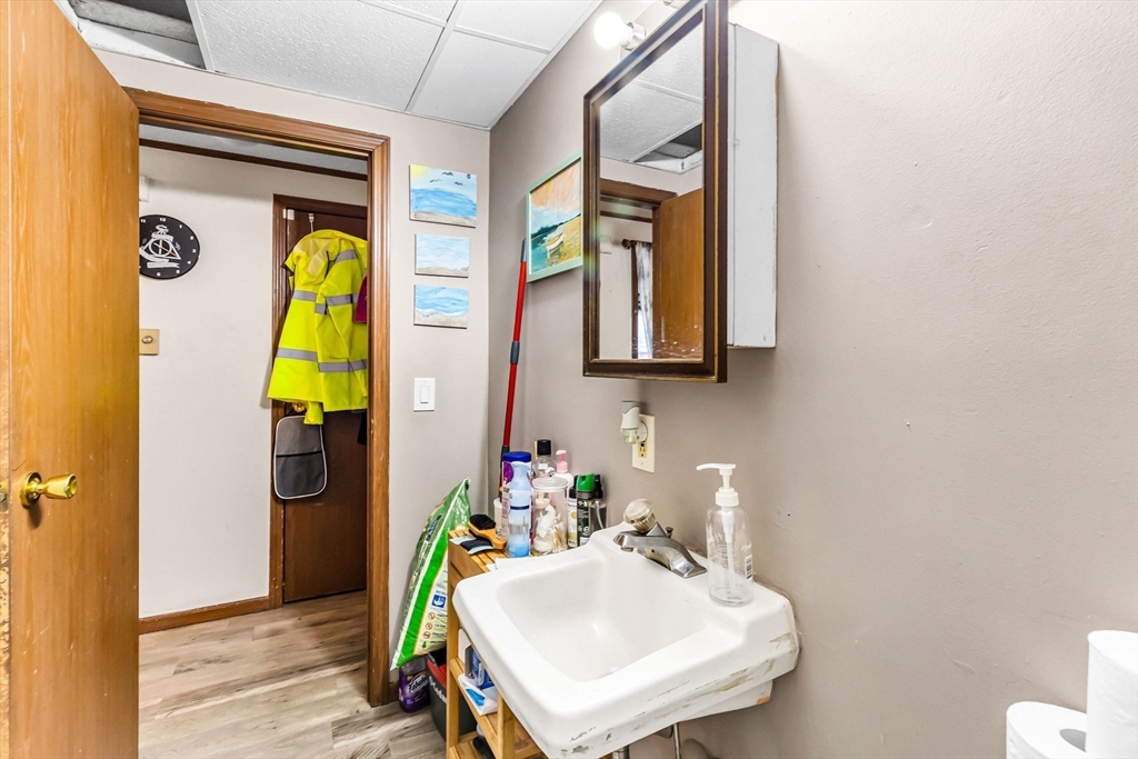 Holyoke, Massachusetts 01040, United States, 4 Bedrooms Bedrooms, ,2 BathroomsBathrooms,Residential,Active,224486