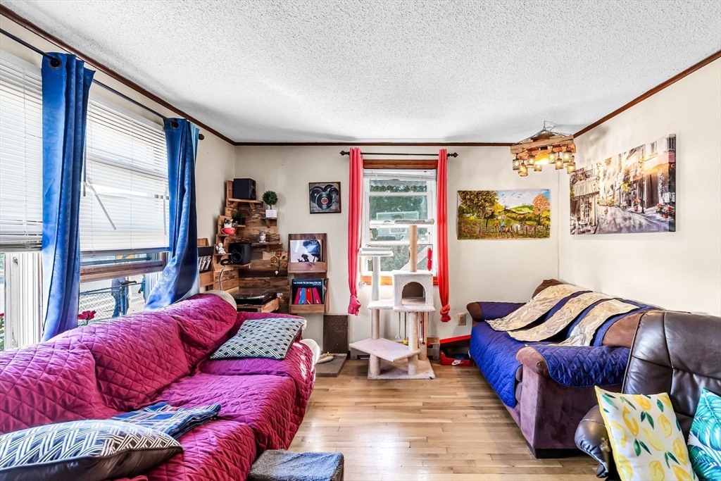 Holyoke, Massachusetts 01040, United States, 4 Bedrooms Bedrooms, ,2 BathroomsBathrooms,Residential,Active,224486