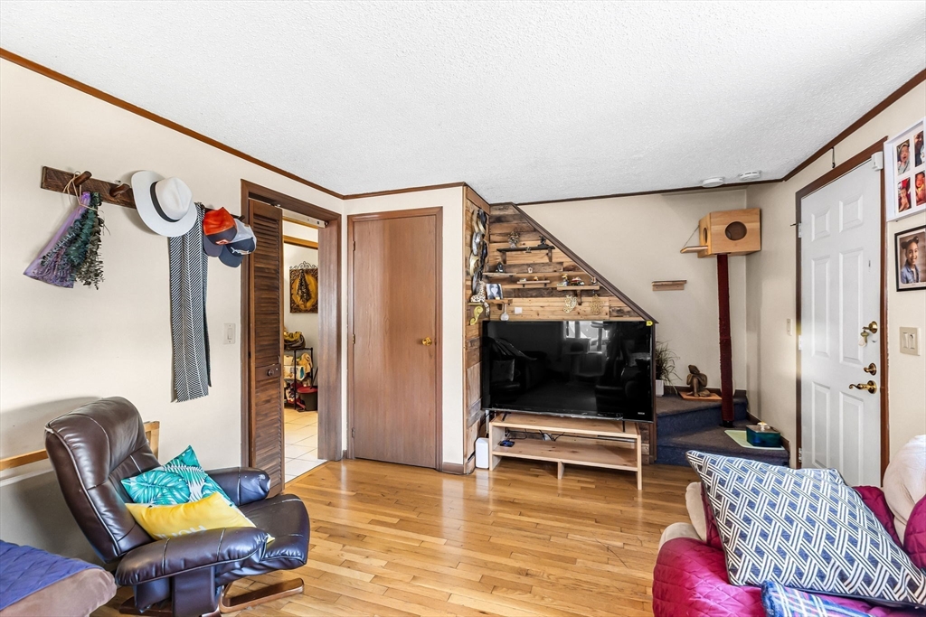 Holyoke, Massachusetts 01040, United States, 4 Bedrooms Bedrooms, ,2 BathroomsBathrooms,Residential,Active,224486