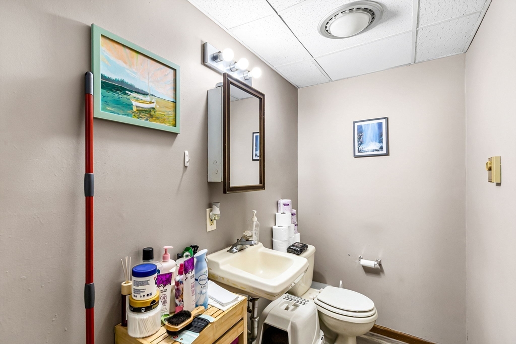 Holyoke, Massachusetts 01040, United States, 4 Bedrooms Bedrooms, ,2 BathroomsBathrooms,Residential,Active,224486