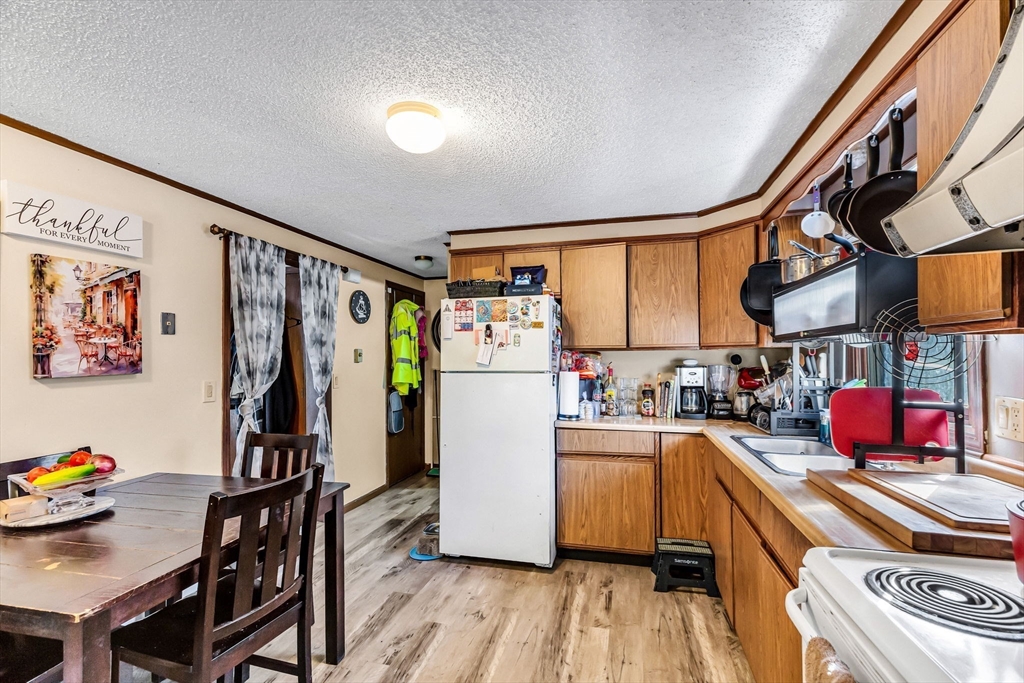 Holyoke, Massachusetts 01040, United States, 4 Bedrooms Bedrooms, ,2 BathroomsBathrooms,Residential,Active,224486