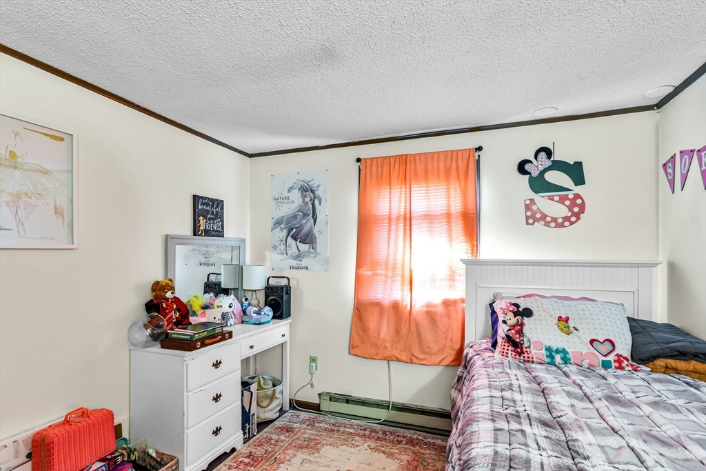 Holyoke, Massachusetts 01040, United States, 4 Bedrooms Bedrooms, ,2 BathroomsBathrooms,Residential,Active,224486