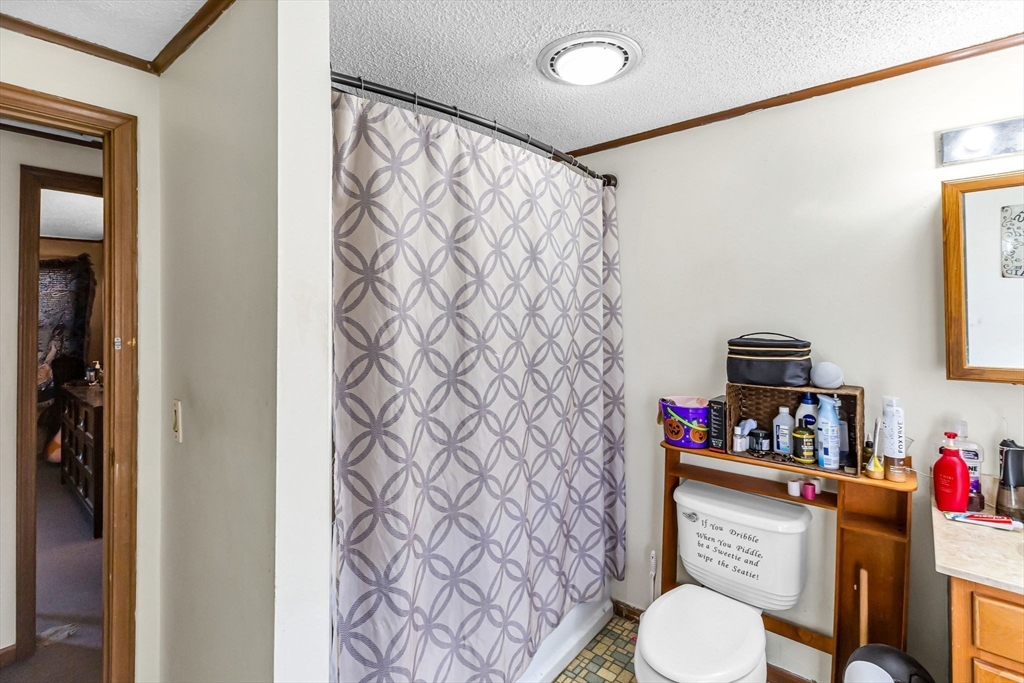 Holyoke, Massachusetts 01040, United States, 4 Bedrooms Bedrooms, ,2 BathroomsBathrooms,Residential,Active,224486