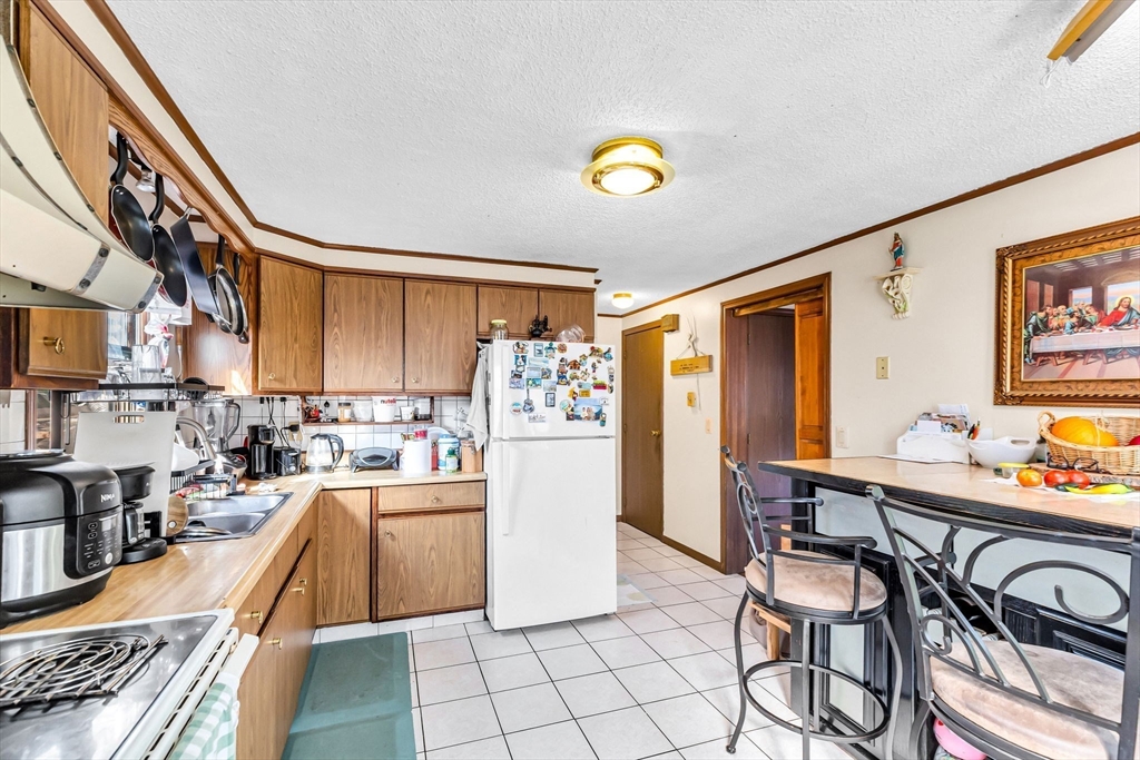 Holyoke, Massachusetts 01040, United States, 4 Bedrooms Bedrooms, ,2 BathroomsBathrooms,Residential,Active,224486