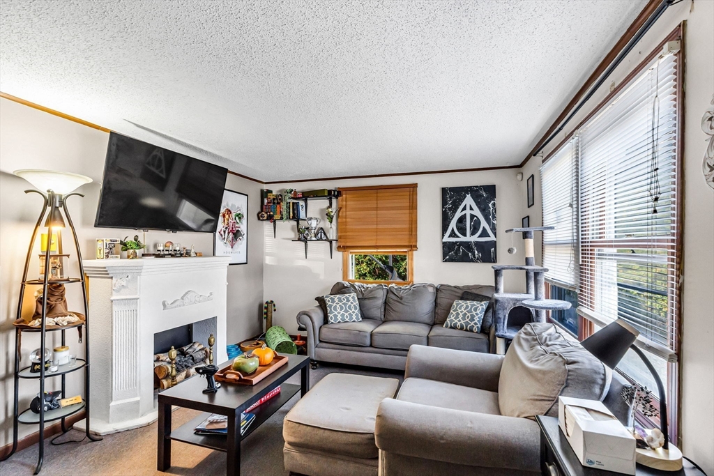 Holyoke, Massachusetts 01040, United States, 4 Bedrooms Bedrooms, ,2 BathroomsBathrooms,Residential,Active,224486