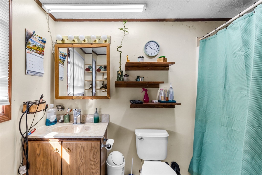 Holyoke, Massachusetts 01040, United States, 4 Bedrooms Bedrooms, ,2 BathroomsBathrooms,Residential,Active,224486