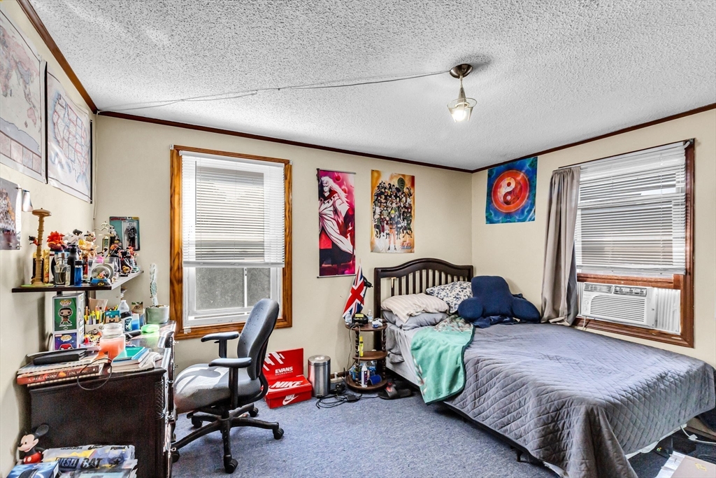 Holyoke, Massachusetts 01040, United States, 4 Bedrooms Bedrooms, ,2 BathroomsBathrooms,Residential,Active,224486