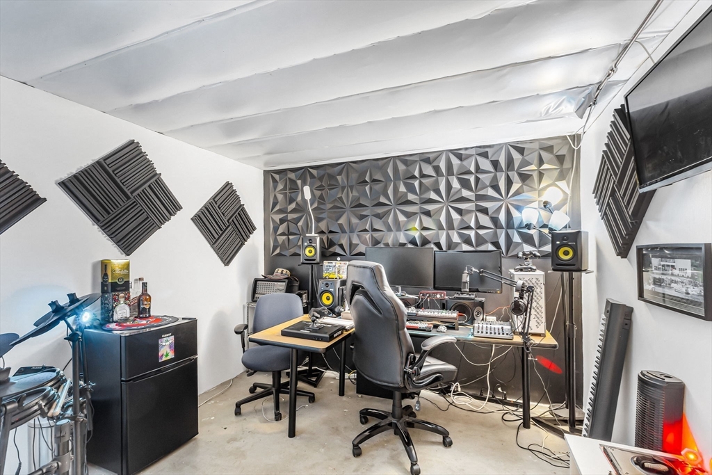 Holyoke, Massachusetts 01040, United States, 4 Bedrooms Bedrooms, ,2 BathroomsBathrooms,Residential,Active,224486