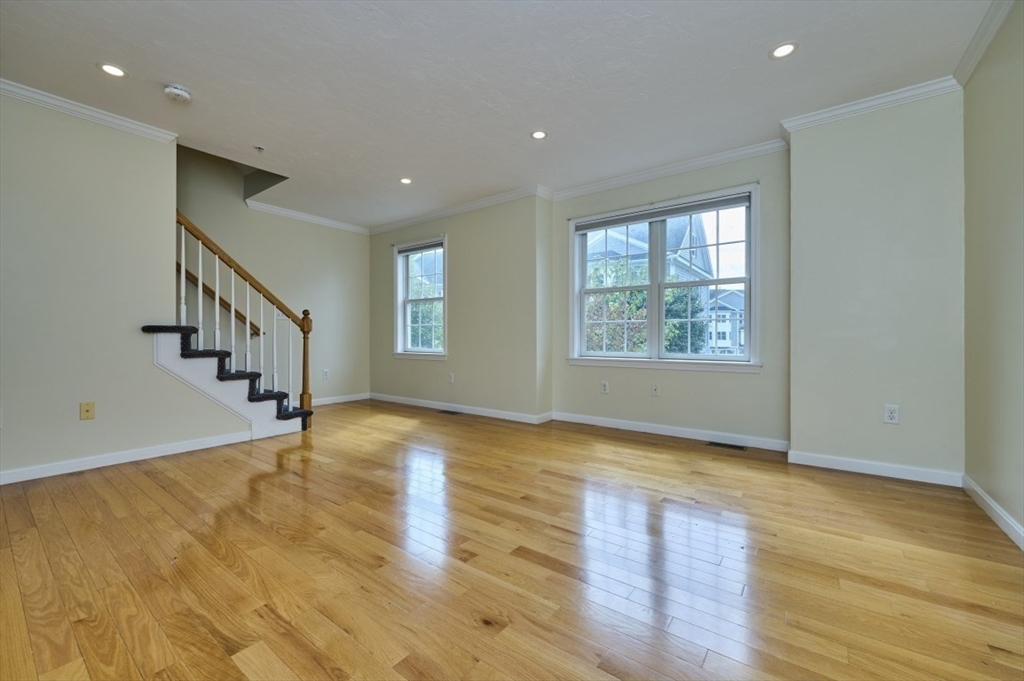 Lowell, Massachusetts 01851, United States, 2 Bedrooms Bedrooms, ,2 BathroomsBathrooms,Residential,Active,212505