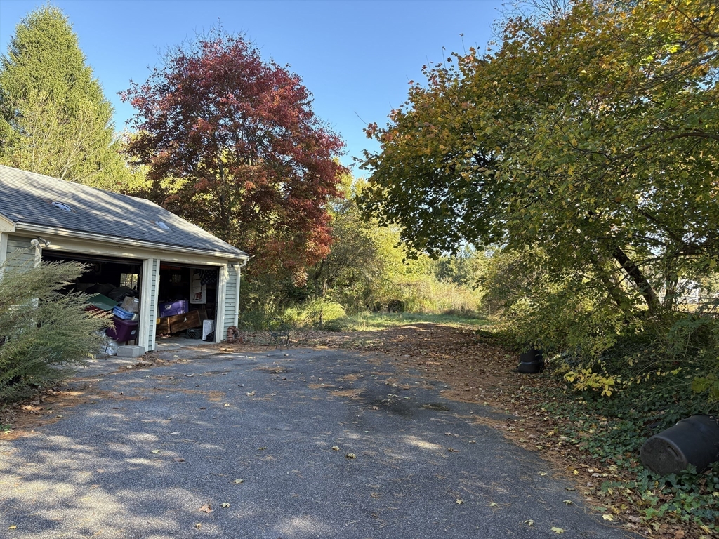 Sherborn, Massachusetts 01770, United States, 4 Bedrooms Bedrooms, ,3 BathroomsBathrooms,Residential,Active,234495