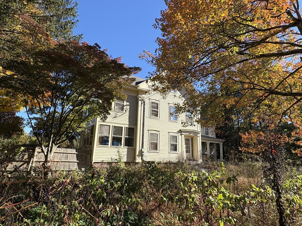 Sherborn, Massachusetts 01770, United States, 4 Bedrooms Bedrooms, ,3 BathroomsBathrooms,Residential,Active,234495