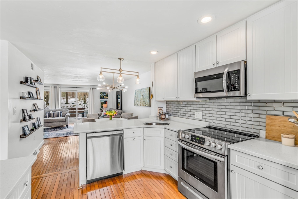 Franklin, Massachusetts 02038, United States, 2 Bedrooms Bedrooms, ,3 BathroomsBathrooms,Residential,Pending,77940