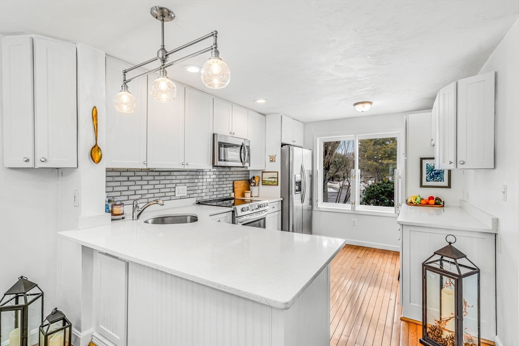 Franklin, Massachusetts 02038, United States, 2 Bedrooms Bedrooms, ,3 BathroomsBathrooms,Residential,Pending,77940