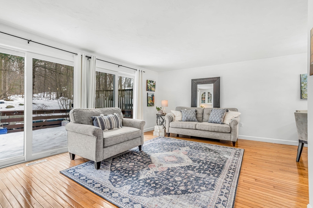 Franklin, Massachusetts 02038, United States, 2 Bedrooms Bedrooms, ,3 BathroomsBathrooms,Residential,Pending,77940