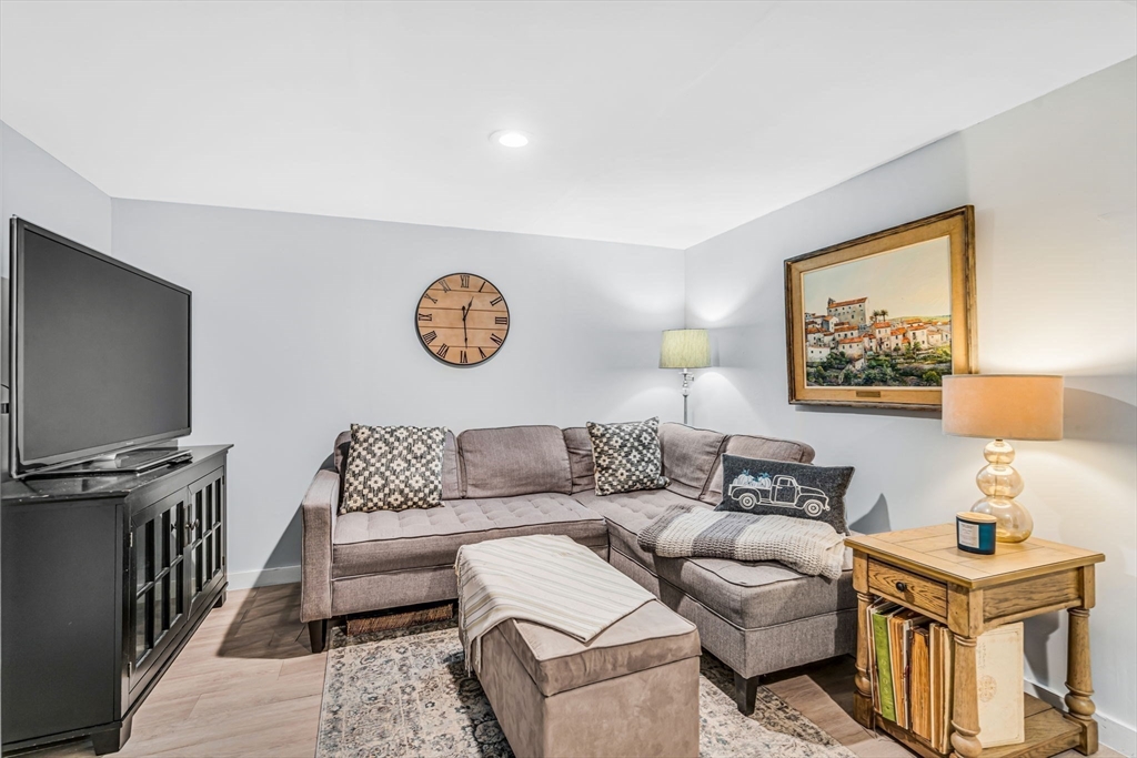 Franklin, Massachusetts 02038, United States, 2 Bedrooms Bedrooms, ,3 BathroomsBathrooms,Residential,Pending,77940