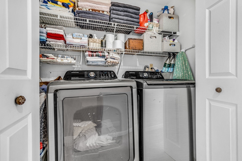 Franklin, Massachusetts 02038, United States, 2 Bedrooms Bedrooms, ,3 BathroomsBathrooms,Residential,Pending,77940