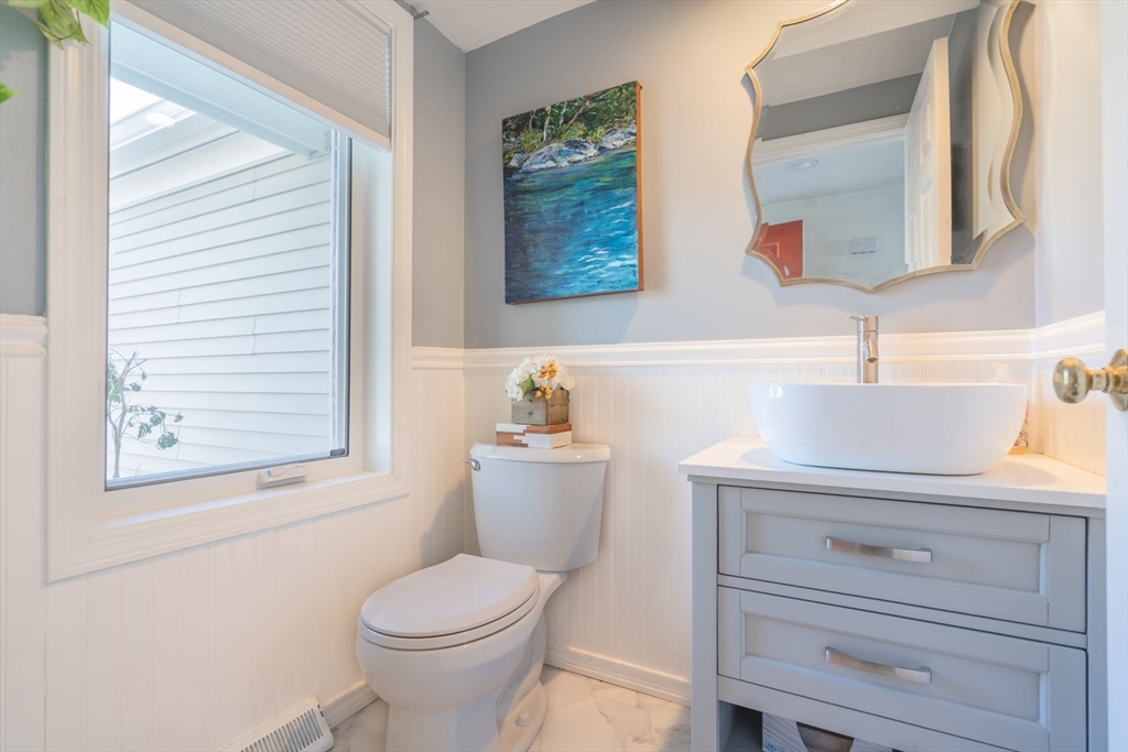 Franklin, Massachusetts 02038, United States, 2 Bedrooms Bedrooms, ,3 BathroomsBathrooms,Residential,Pending,77940