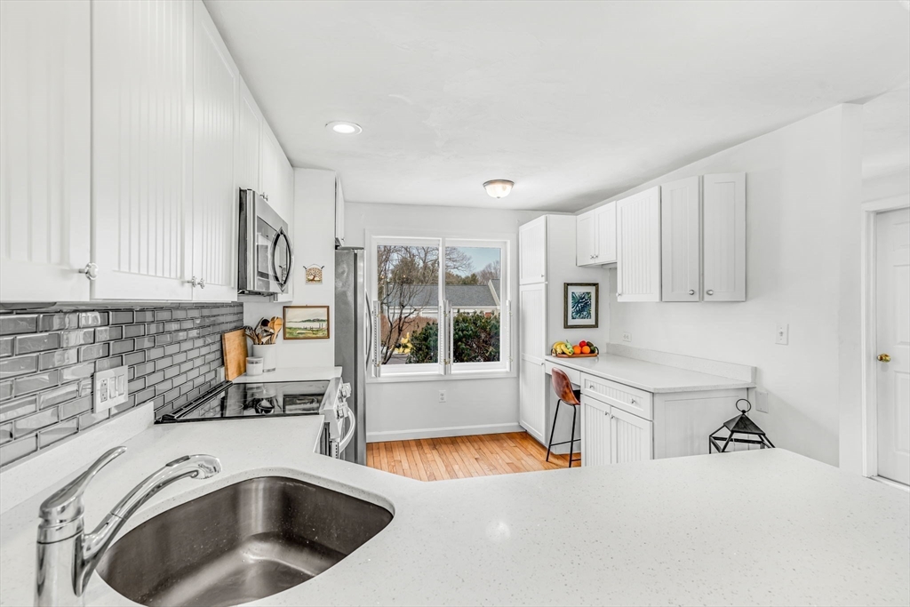 Franklin, Massachusetts 02038, United States, 2 Bedrooms Bedrooms, ,3 BathroomsBathrooms,Residential,Pending,77940