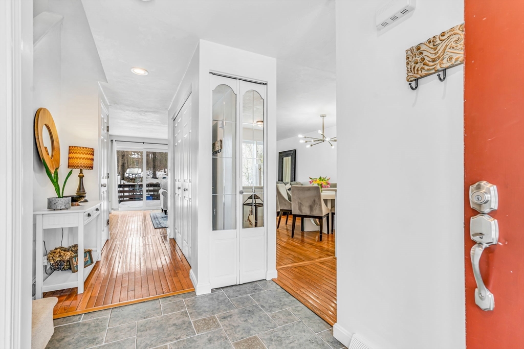 Franklin, Massachusetts 02038, United States, 2 Bedrooms Bedrooms, ,3 BathroomsBathrooms,Residential,Pending,77940